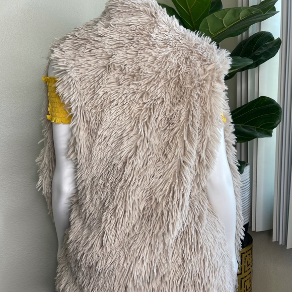 Kensie faux fur open vest - Picture 6 of 13